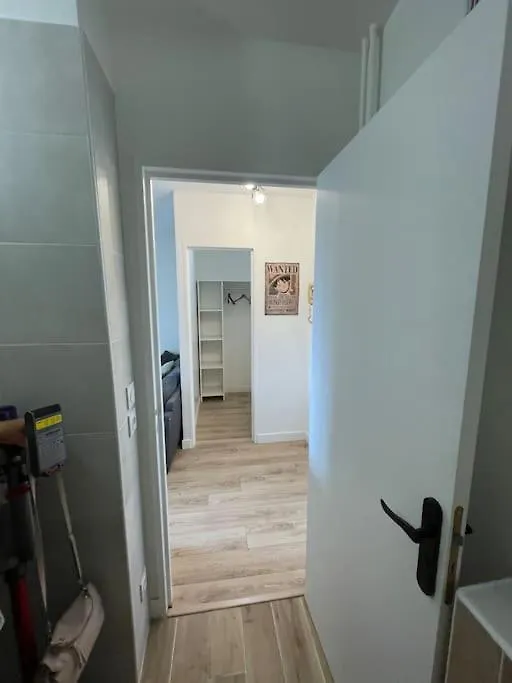 Grand Studio Amenage En T2 Διαμέρισμα *